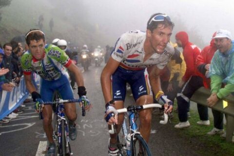 'Chava' Jiménez gana a Tonkov entre la niebla del Angliru (1999)