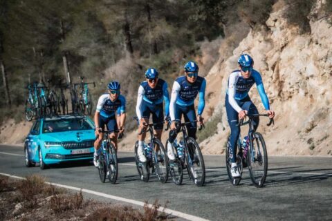 Punto de giro en el pelotón: el equipo “Israel” se deshace para sobrevivir
