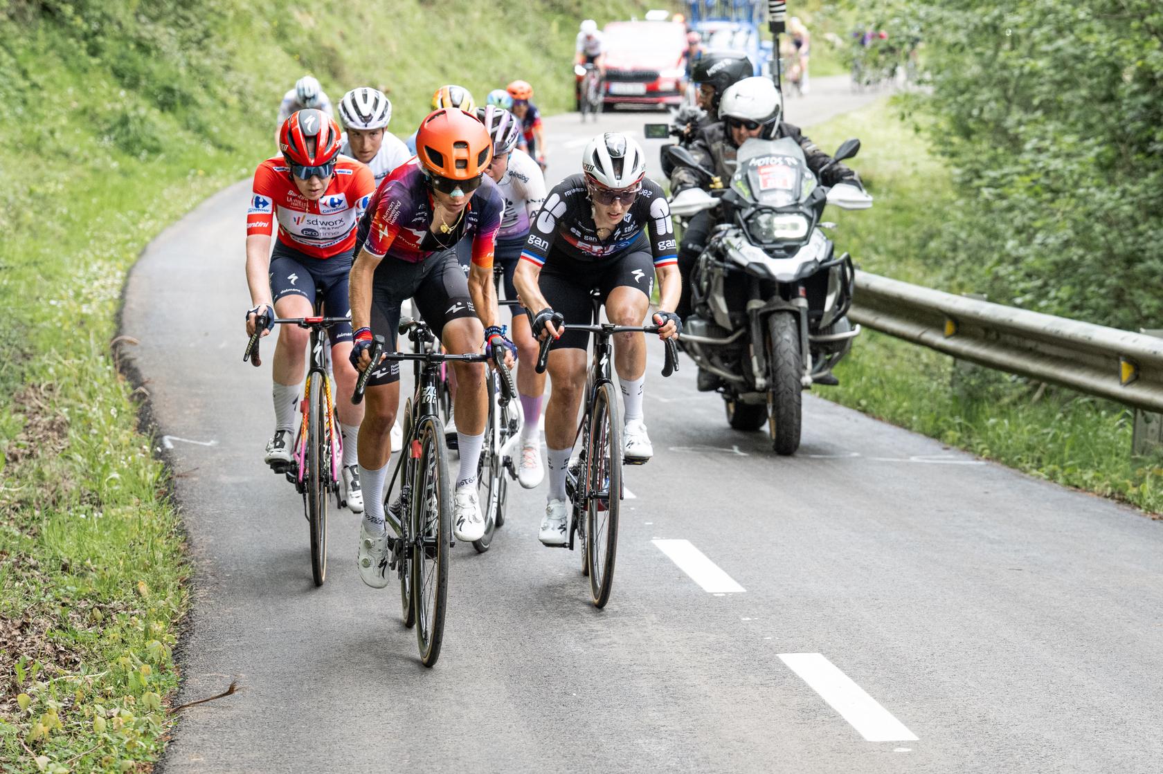 Stiasny marca el ritmo del grupo en el Angliru